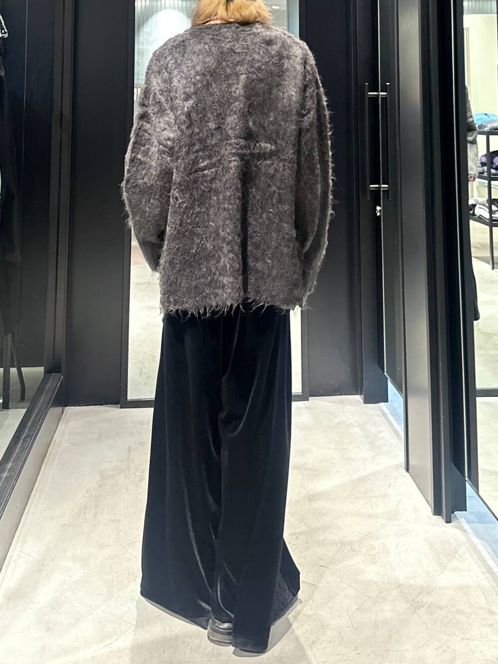 ブラック系のその他パンツ、ブラック系のカーディガン/ボレロ、グレー系のニットキャップ/ビーニーを着用したメンズの秋コーディネートの4枚目の写真