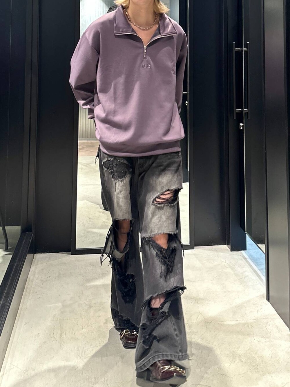 ブラック系のデニムパンツ、グレー系のニットキャップ/ビーニーを着用したメンズの秋コーディネートの3枚目の写真