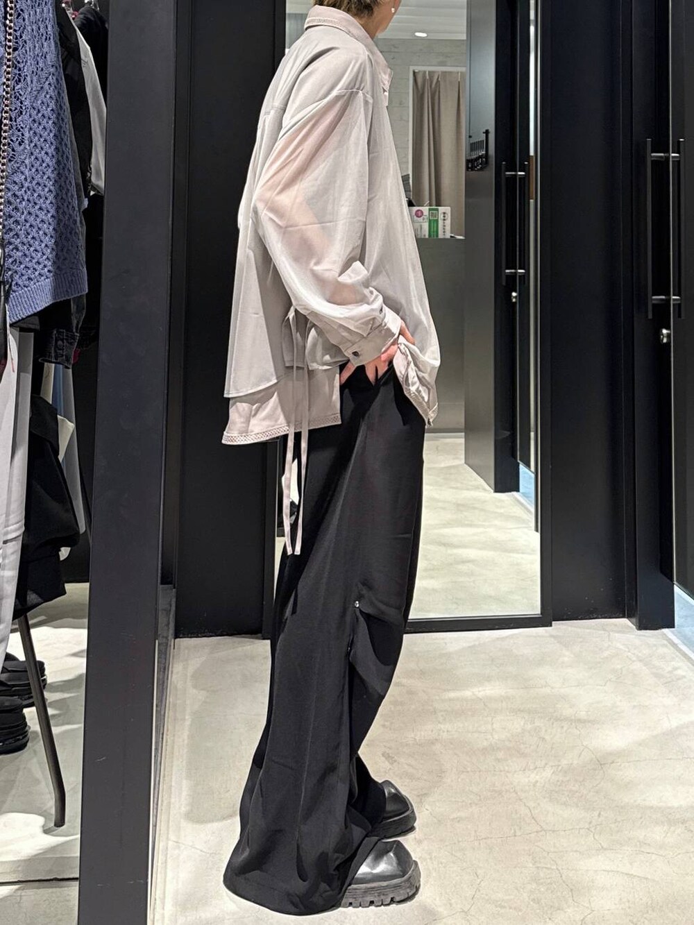 グレー系のTシャツ/カットソー、グレー系のシャツ/ブラウス、ブラック系のその他パンツを着用したメンズの春コーディネートの2枚目の写真