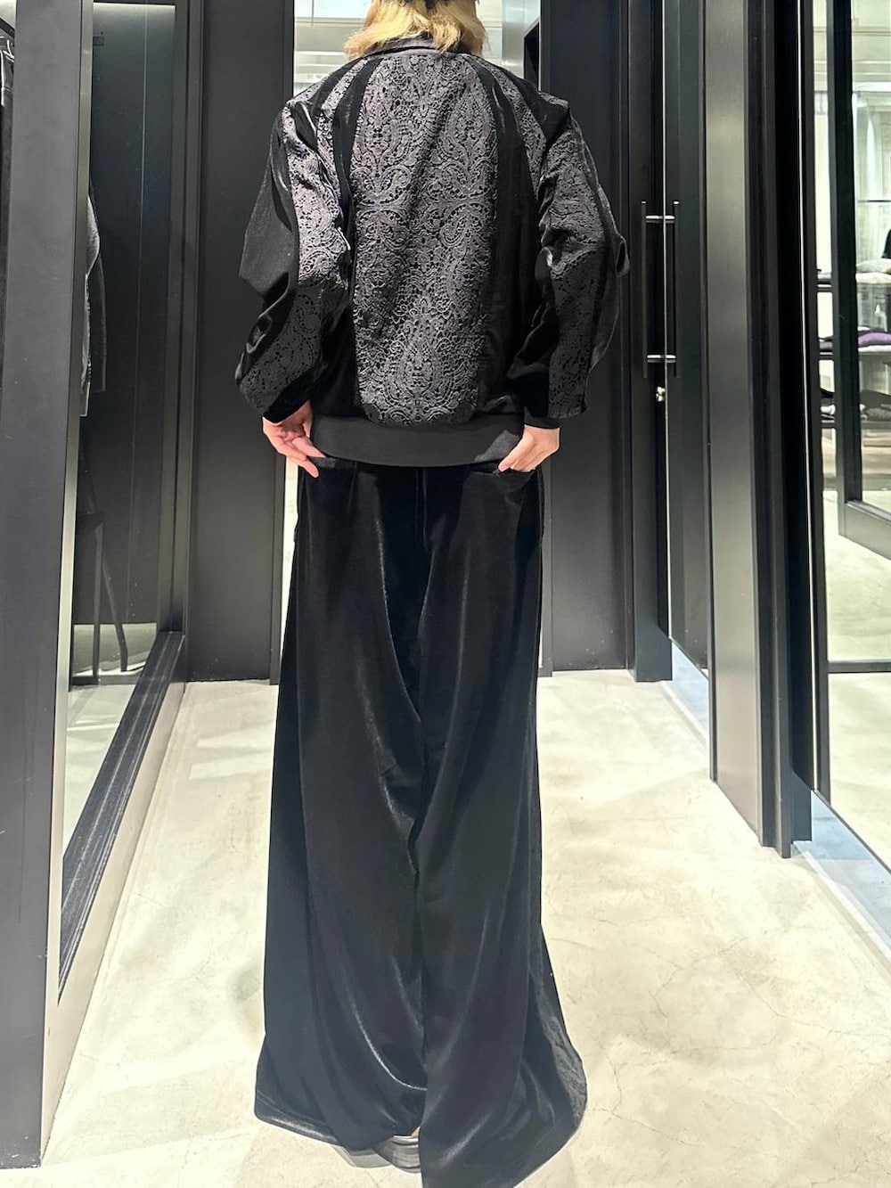 ブラック系のその他パンツ、ブラック系のブルゾン、グレー系のニットキャップ/ビーニーを着用したメンズの秋コーディネートの5枚目の写真
