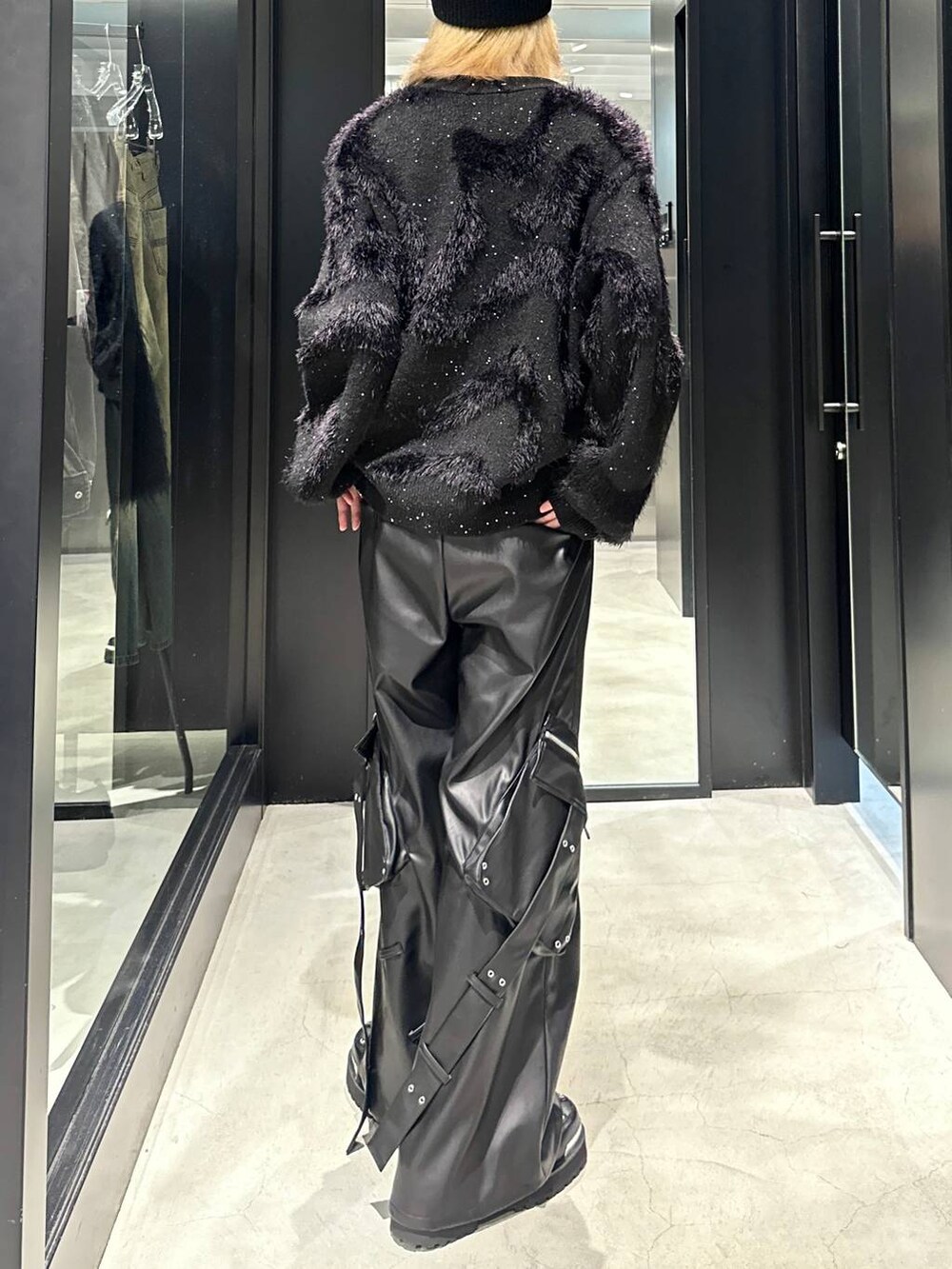 ブラック系のカーディガン/ボレロ、ブラック系のその他シューズ、ブラック系のカーゴパンツを着用したメンズの秋コーディネートの3枚目の写真