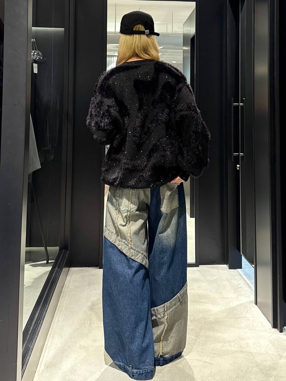 ブルー系のデニムパンツ、ブラック系のカーディガン/ボレロ、ブラック系のその他シューズを着用したメンズの秋コーディネートの3枚目の写真