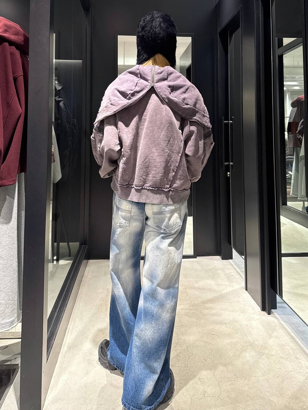ブルー系のデニムパンツ、ブラック系のニットキャップ/ビーニーを着用したメンズの秋コーディネートの2枚目の写真