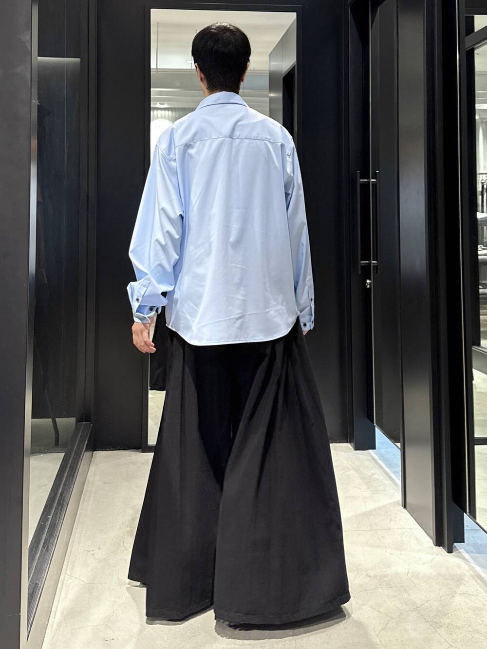 ホワイト系のTシャツ/カットソー、ブラック系のデニムパンツ、ブラック系のブーツを着用したメンズの秋コーディネートの3枚目の写真