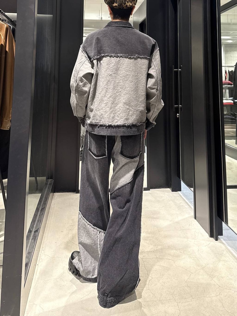 ブラック系のデニムパンツ、ブラック系のブルゾン、ホワイト系のネックレスを着用したメンズの冬コーディネートの3枚目の写真