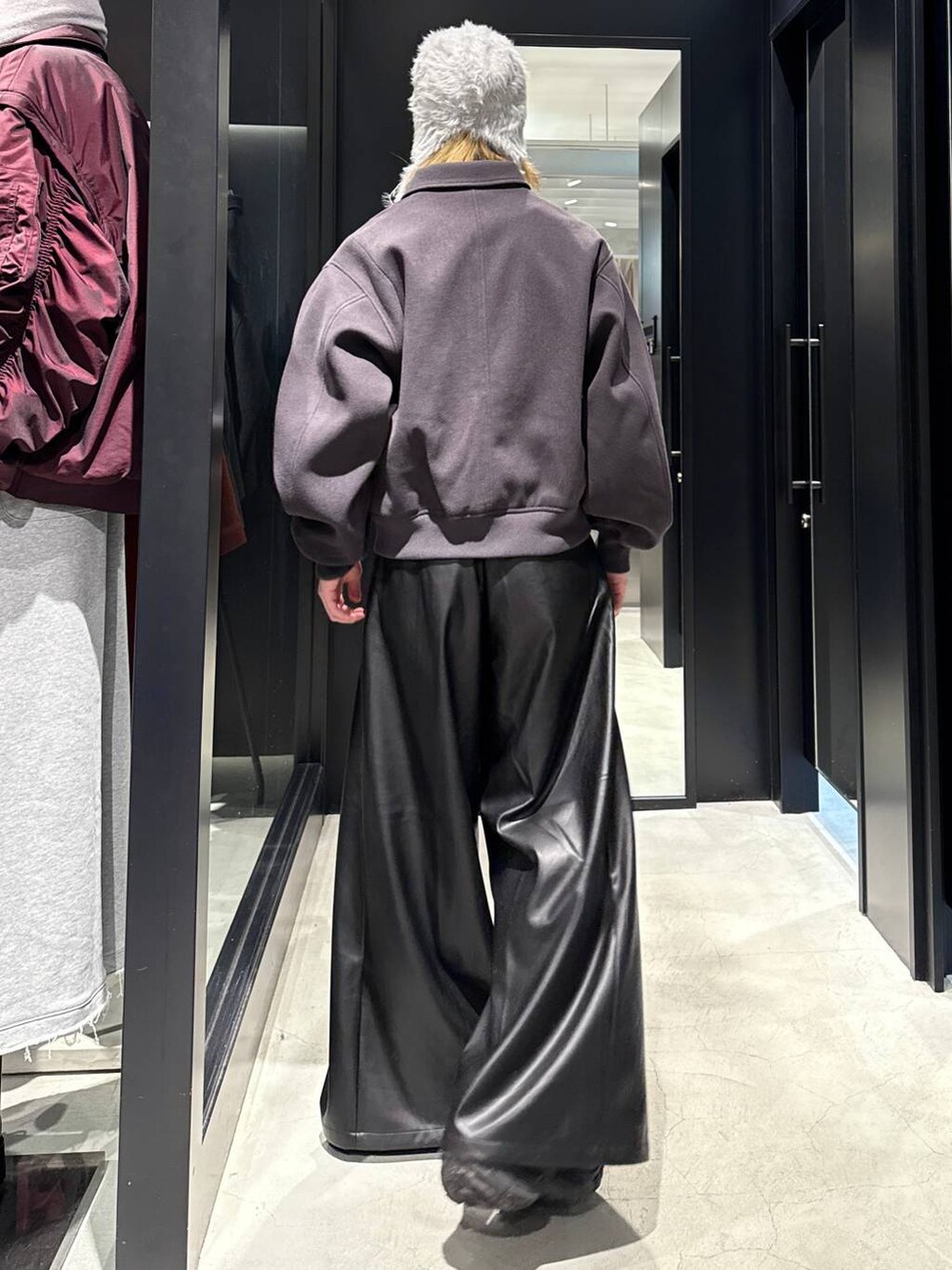 グレー系のブルゾン、ブラック系のその他パンツ、グレー系のニットキャップ/ビーニーを着用したメンズの秋コーディネートの3枚目の写真