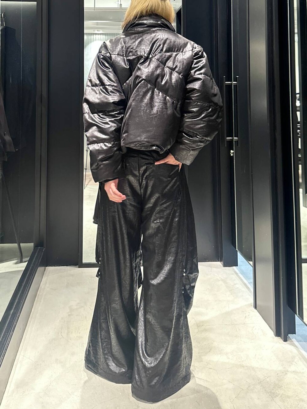 ブラック系のブルゾン、ブラック系のその他パンツ、ブラック系のキャップを着用したメンズの秋コーディネートの4枚目の写真