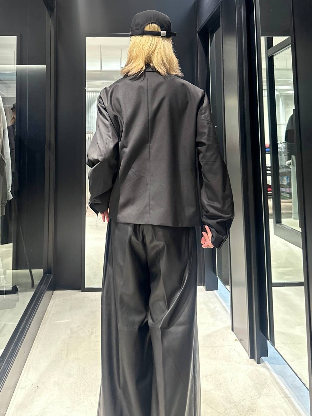ブラック系のその他パンツ、ブラック系のブーツ、ブラック系のテーラードジャケットを着用したメンズの秋コーディネートの3枚目の写真