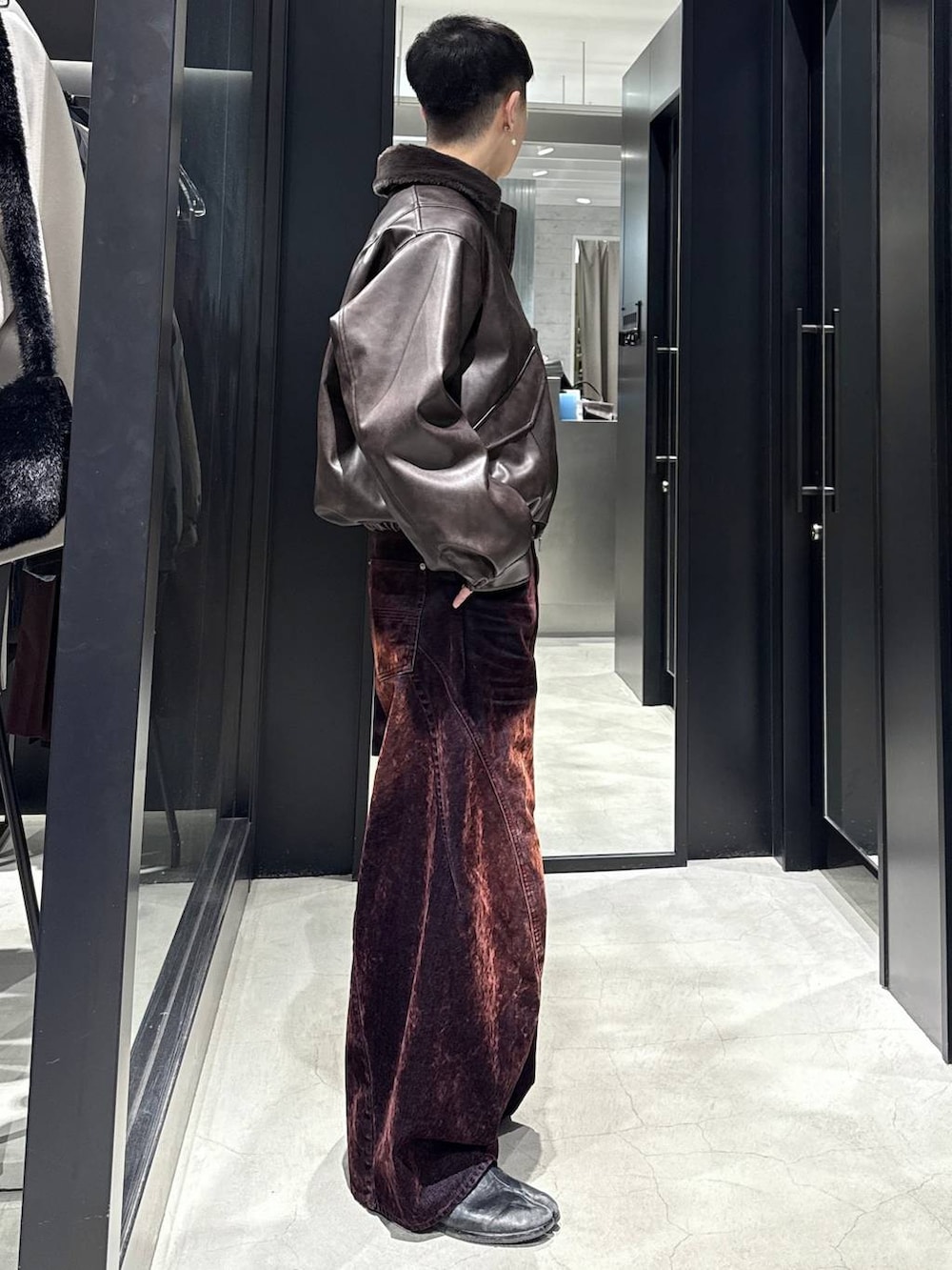 ブラウン系のブルゾン、レッド系のデニムパンツを着用したメンズの秋コーディネートの2枚目の写真