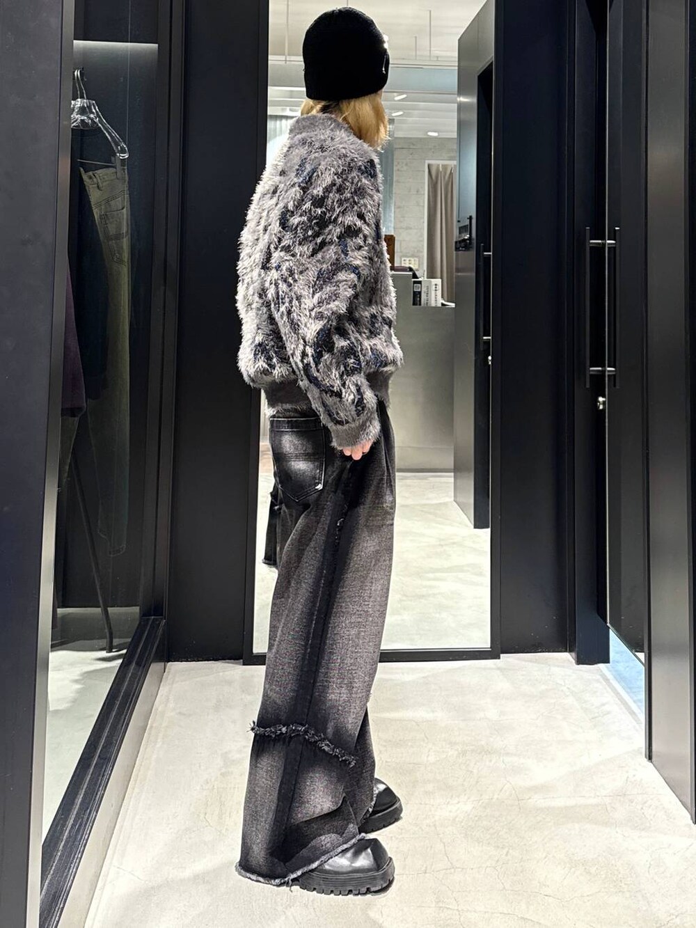 ブラック系のデニムパンツ、グレー系のニット/セーターを着用したメンズの秋コーディネートの2枚目の写真