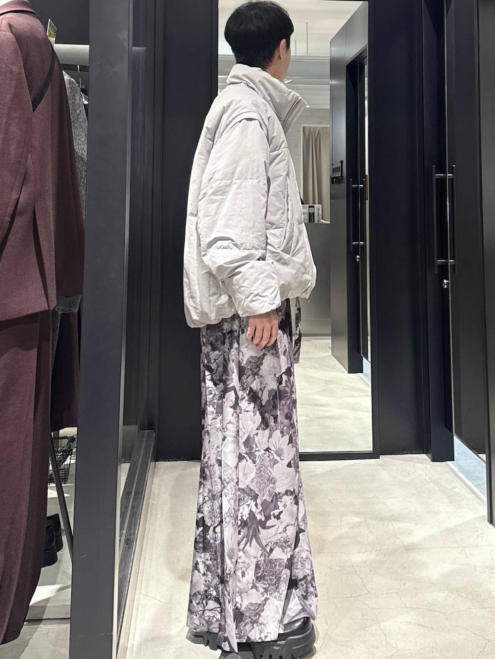 グレー系のダウンジャケット/コート、グレー系のスラックスを着用したメンズの秋コーディネートの2枚目の写真