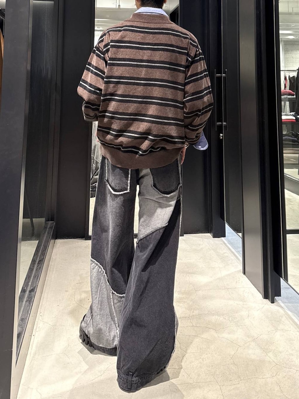 ブラック系のデニムパンツ、ブルー系のシャツ/ブラウス、ホワイト系のネックレスを着用したメンズの冬コーディネートの4枚目の写真