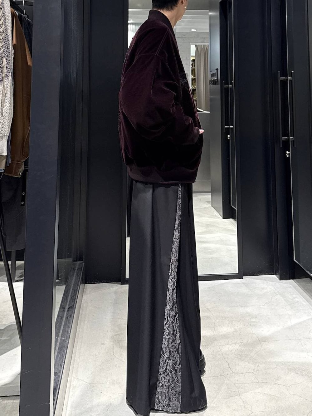 ブラック系のその他パンツ、ホワイト系のネックレスを着用したメンズの冬コーディネートの2枚目の写真