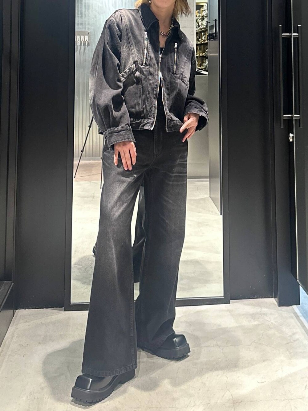 ブラック系のデニムパンツ、ブラック系のデニムジャケット、ブラック系のドレスシューズを着用したメンズの秋コーディネートの3枚目の写真