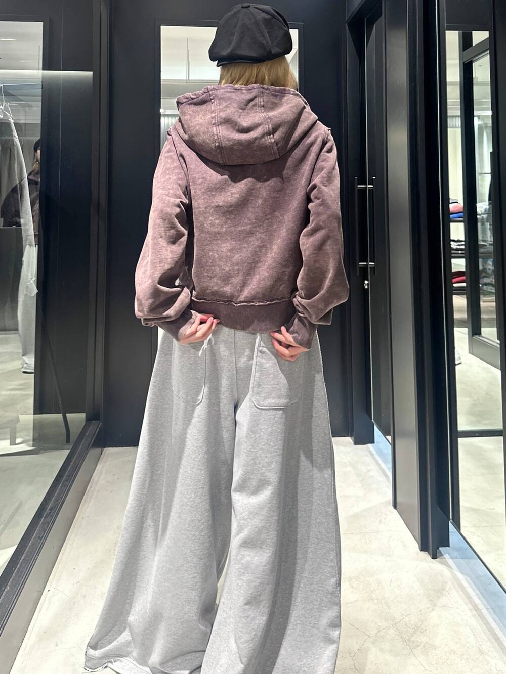 「モード、高見え、着痩せ・細見え、HARE、韓国系、春コーデ、秋コーデ、冬コーデ、韓国ファッション、ラフ、パーカー、ワイドパンツ、スウェット、スウェットパンツ、オーバーサイズ」｜「HAREの【SET UP対応 UNDERGROUND MODE】ピグメントZIPパーカー(HARE)（パーカー、ブラウン系）」を使った、taigawedさん（メンズ・174cm）の秋コーディネートの4枚目の写真