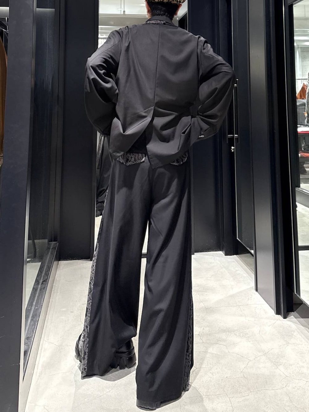 ブラック系のテーラードジャケット、ブラック系のその他パンツ、ホワイト系のネックレスを着用したメンズの冬コーディネートの3枚目の写真