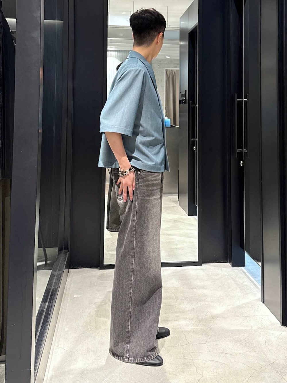 ブラック系のタンクトップ、ブルー系のテーラードジャケット、ブラック系のバレエシューズを着用したメンズの夏コーディネートの2枚目の写真