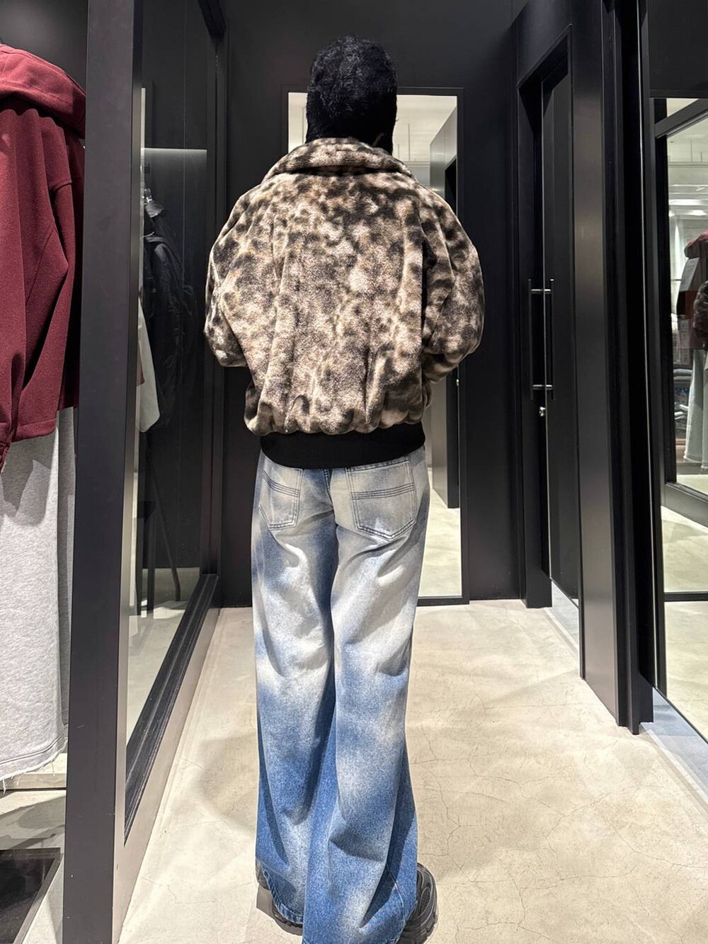 ブルー系のデニムパンツ、その他のブルゾン、ブラック系のニットキャップ/ビーニーを着用したメンズの秋コーディネートの3枚目の写真