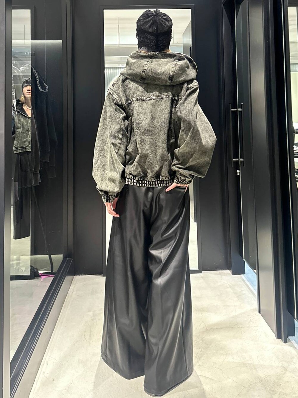 グリーン系のブルゾン、ブラック系のその他パンツ、グレー系のニットキャップ/ビーニーを着用したメンズの秋コーディネートの4枚目の写真