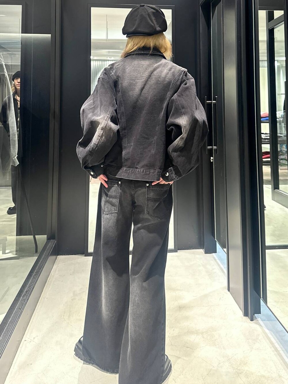 ブラック系のデニムパンツ、ブラック系のデニムジャケット、ブラック系のドレスシューズを着用したメンズの秋コーディネートの4枚目の写真
