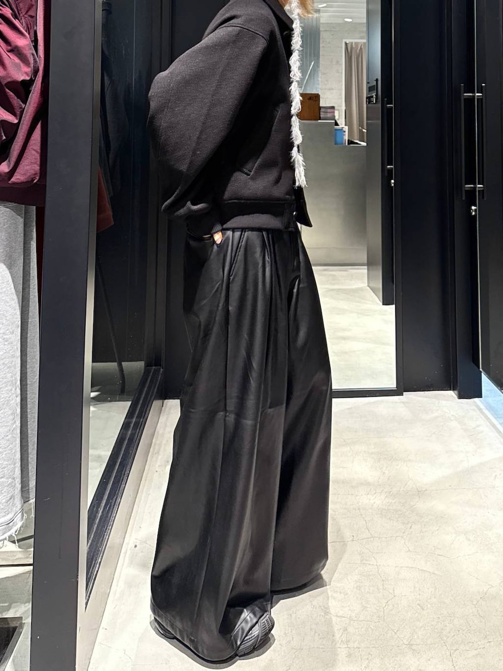 ブラック系のブルゾン、ブラック系のその他パンツ、グレー系のニットキャップ/ビーニーを着用したメンズの秋コーディネートの2枚目の写真