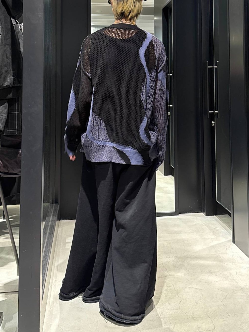 ブラック系のスウェットパンツ、ブラック系のカーディガン/ボレロ、ブラック系のキャップを着用したメンズの春コーディネートの3枚目の写真