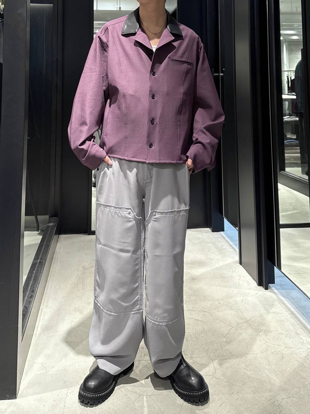 パープル系のシャツ/ブラウス、ブラック系のブーツ、シルバー系のネックレスを着用したメンズの秋コーディネートの4枚目の写真