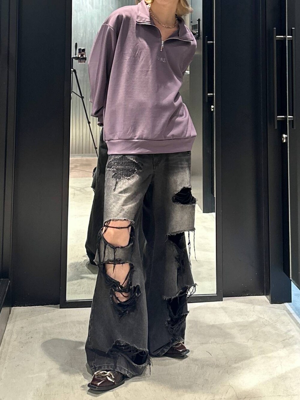 ブラック系のデニムパンツ、グレー系のニットキャップ/ビーニーを着用したメンズの秋コーディネートの5枚目の写真