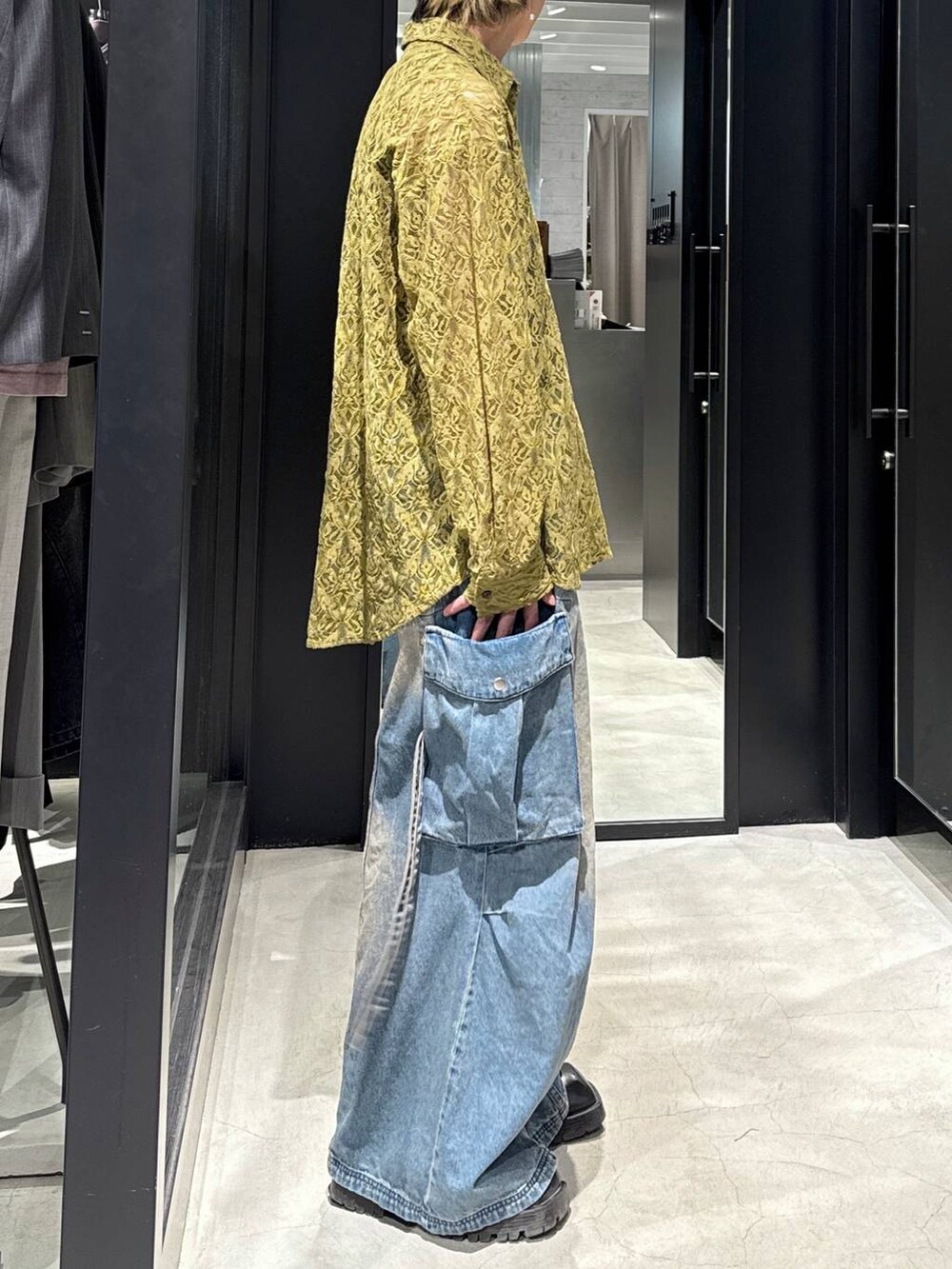 グレー系のTシャツ/カットソー、イエロー系のシャツ/ブラウス、ブルー系のカーゴパンツを着用したメンズの春コーディネートの2枚目の写真