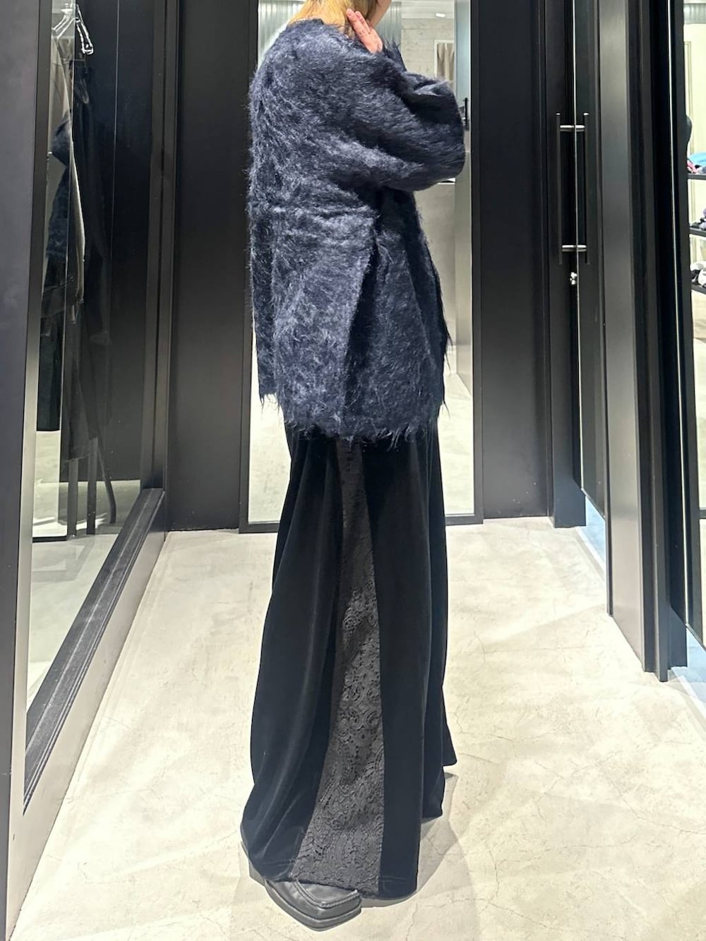 ブラック系のその他パンツ、ブルー系のカーディガン/ボレロ、グレー系のニットキャップ/ビーニーを着用したメンズの秋コーディネートの2枚目の写真