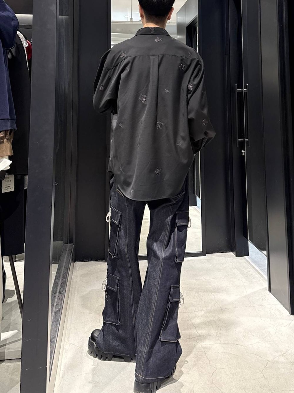 ブルー系のデニムパンツ、ブラック系のシャツ/ブラウス、ホワイト系のネックレスを着用したメンズの冬コーディネートの3枚目の写真