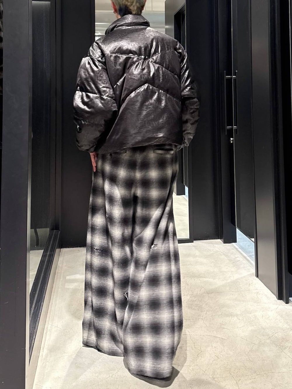 ブラック系のブルゾン、ブラック系のその他パンツ、シルバー系のネックレスを着用したメンズの冬コーディネートの3枚目の写真