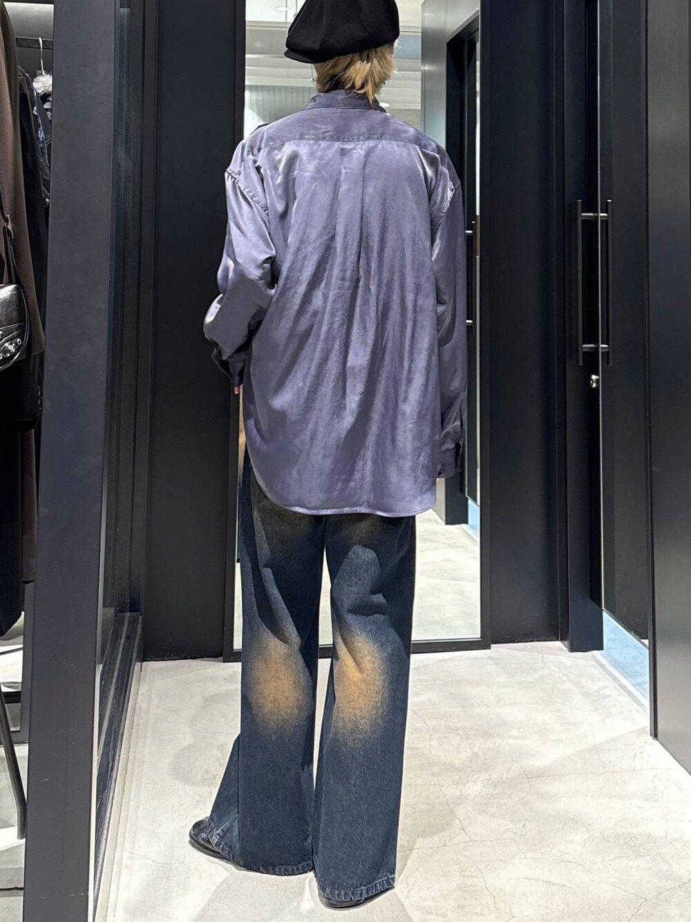 ブルー系のデニムパンツ、グレー系のTシャツ/カットソー、ブラック系のTシャツ/カットソーを着用したメンズの春コーディネートの2枚目の写真