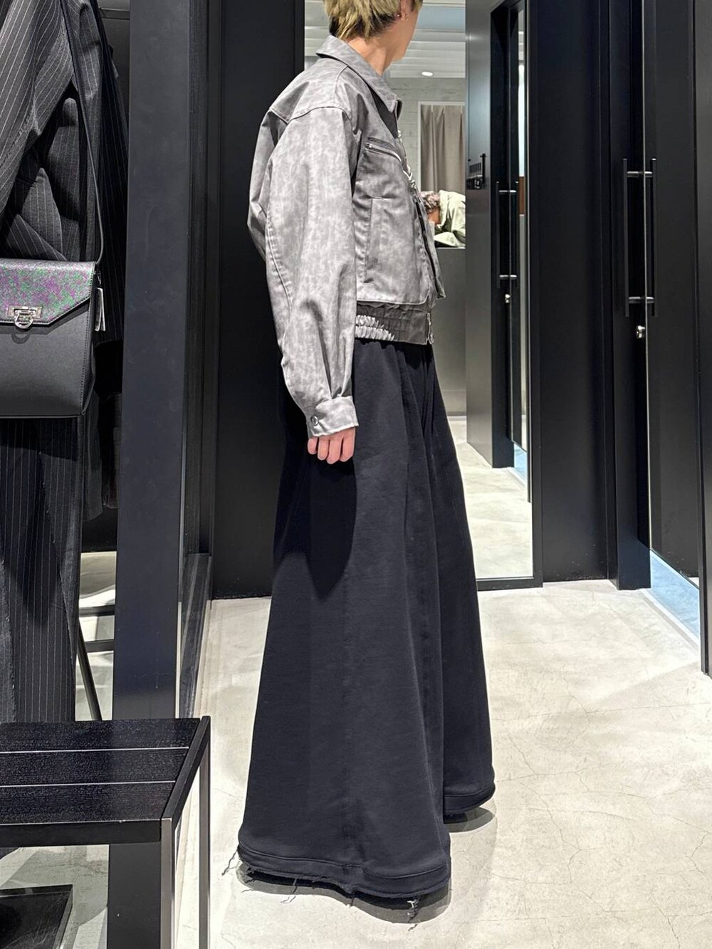 ブラック系のTシャツ/カットソー、ブラック系のスウェットパンツ、グレー系のブルゾンを着用したメンズの冬コーディネートの2枚目の写真