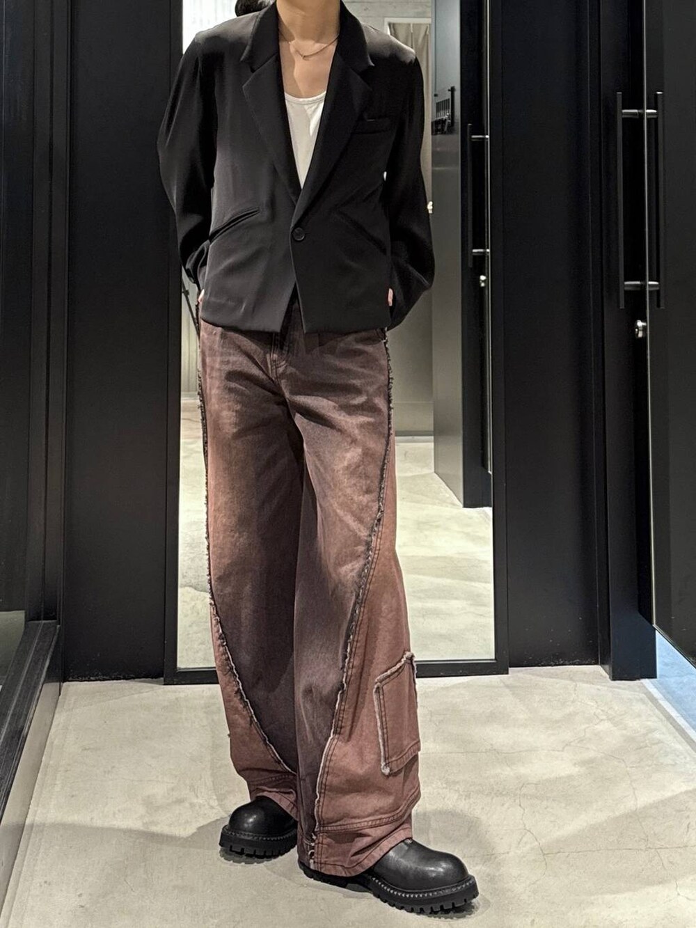 ホワイト系のTシャツ/カットソー、レッド系のデニムパンツ、ブラック系のテーラードジャケットを着用したメンズの秋コーディネートの4枚目の写真