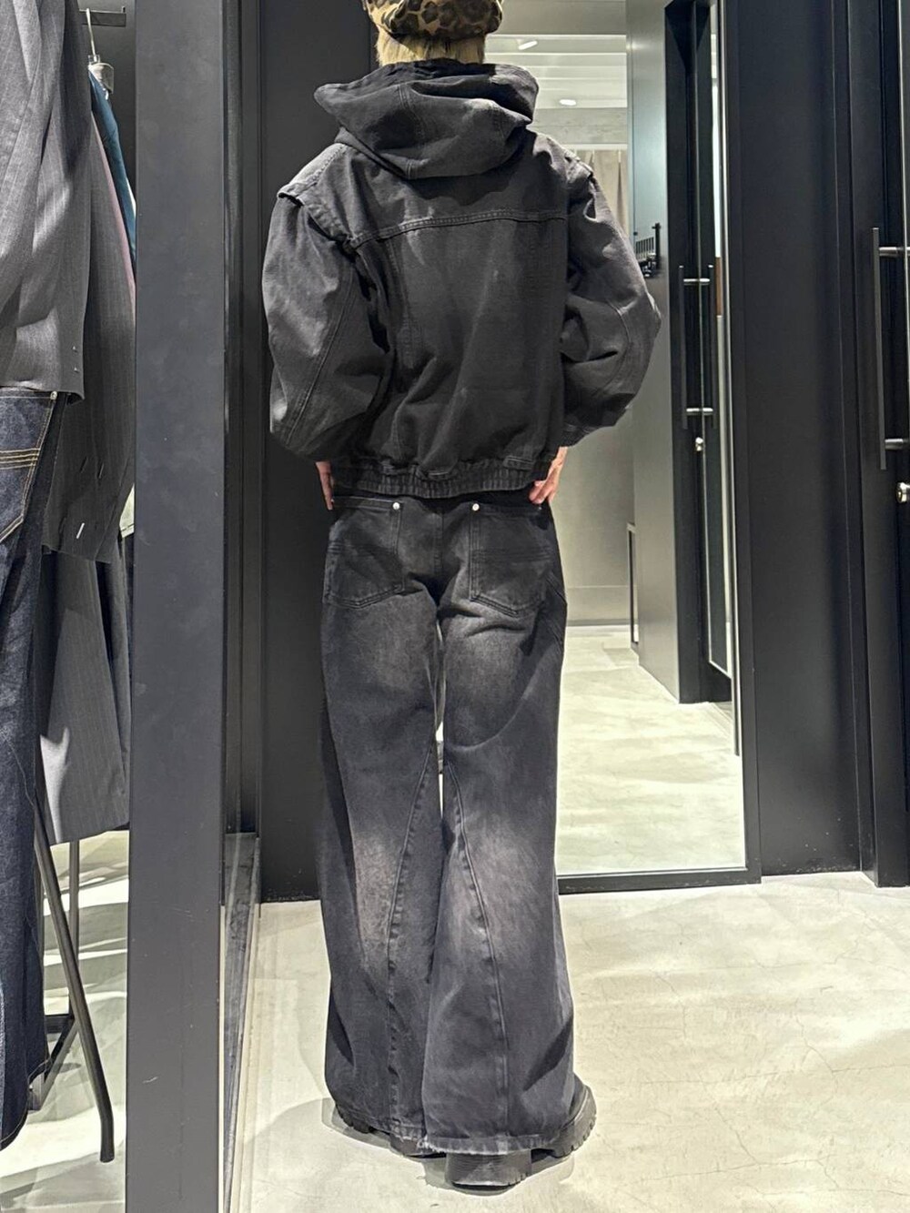 グレー系のTシャツ/カットソー、ブラック系のデニムパンツ、ブラック系のブルゾンを着用したメンズの春コーディネートの2枚目の写真