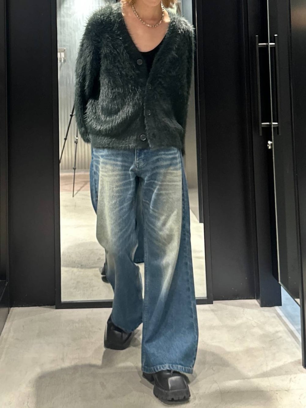 ブルー系のデニムパンツ、グリーン系のカーディガン/ボレロ、グレー系のニットキャップ/ビーニーを着用したメンズの秋コーディネートの3枚目の写真