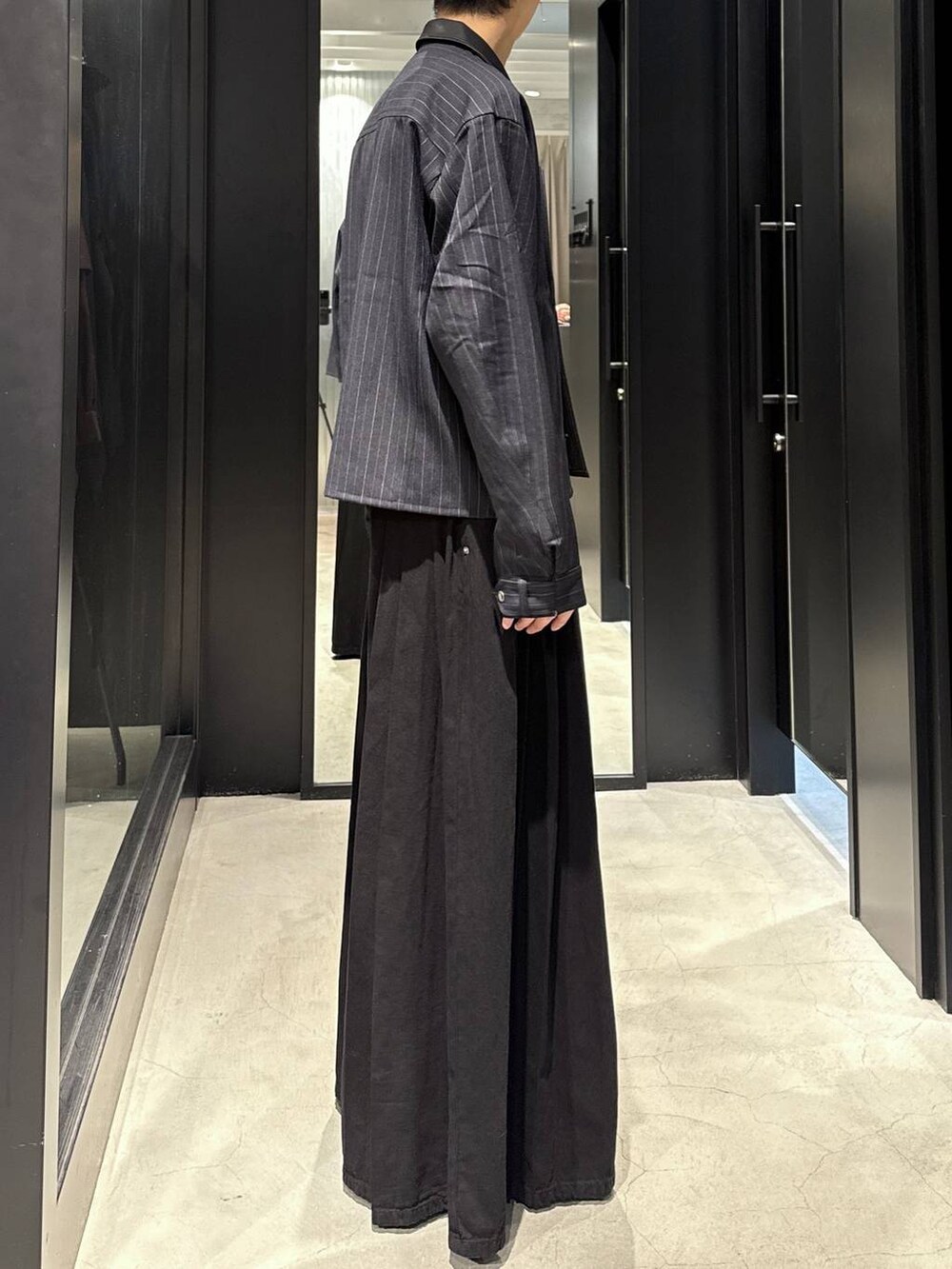 ホワイト系のTシャツ/カットソー、ブラック系のデニムパンツ、ブルー系のシャツ/ブラウスを着用したメンズの秋コーディネートの2枚目の写真