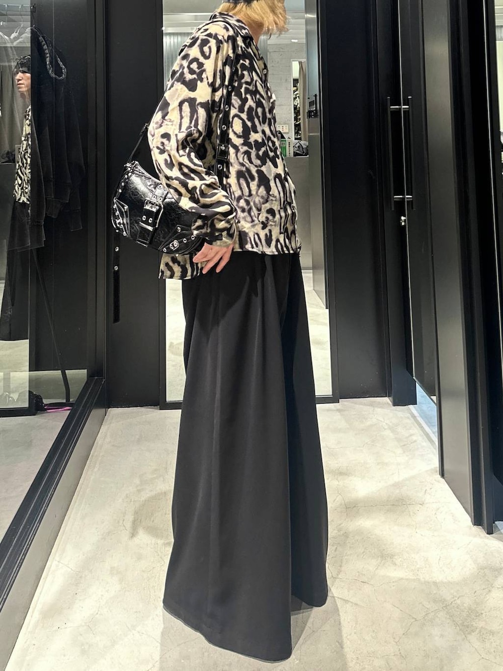 ブラック系のスラックス、ブラック系のショルダーバッグ、その他のシャツ/ブラウスを着用したメンズの秋コーディネートの2枚目の写真