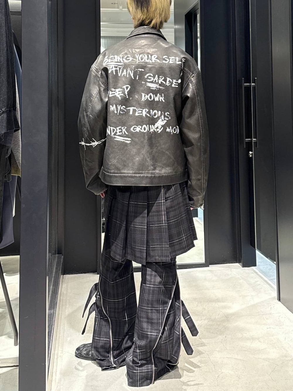 ブラック系のTシャツ/カットソー、ブラック系のその他パンツ、ブラック系のニット/セーターを着用したメンズの冬コーディネートの2枚目の写真