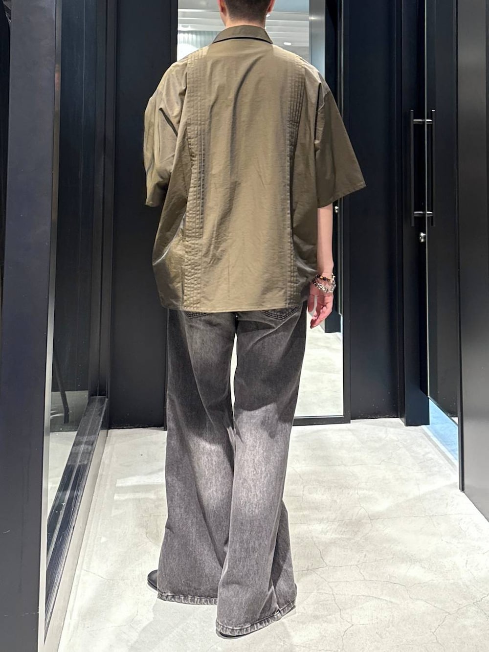 「モード、高見え、着痩せ・細見え、HARE、韓国系、ラフ、春コーデ、韓国ファッション、夏コーデ、秋コーデ、シャツ、ワイドパンツ、オーバーサイズ、モテ」｜「HAREの【SILVER925 MADE IN JAPAN】チェーンネックレス(HARE)（ネックレス、シルバー系）」を使った、taigawedさん（メンズ・174cm）の夏コーディネートの2枚目の写真