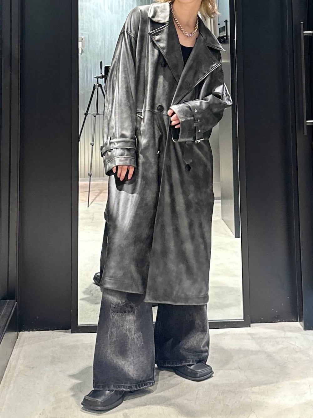 「HARE、秋コーデ、冬コーデ、コート、ワイドパンツ、オーバーサイズ、デニムパンツ、レザー、モテ、モード、高見え、着痩せ・細見え、韓国系、ラフ、韓国ファッション」｜「HAREのソリッドパーツCAP(HARE)（キャップ、ブラック系）」を使った、taigawedさん（メンズ・174cm）の秋コーディネートの3枚目の写真