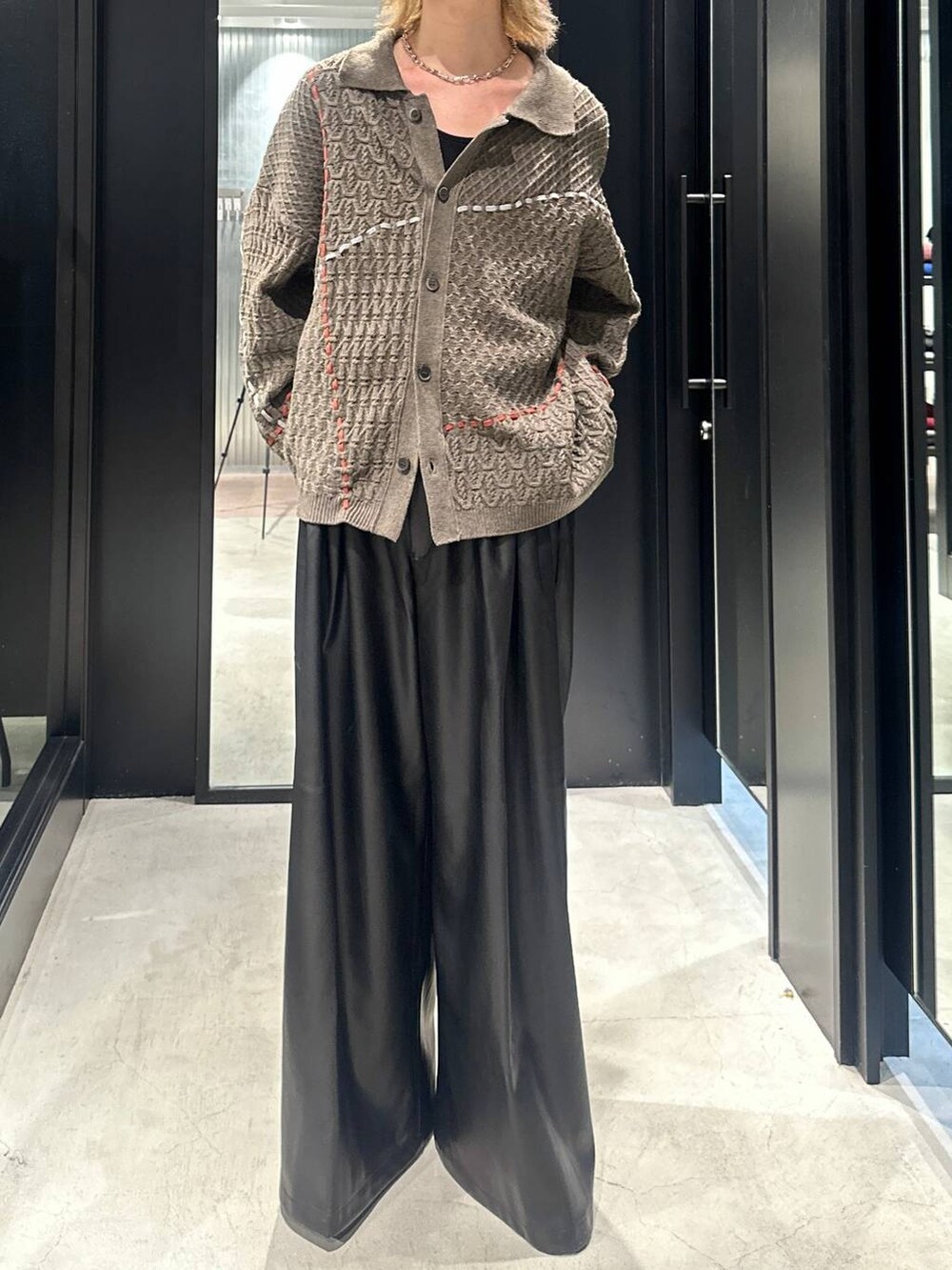 ブラック系のその他パンツ、ブラック系のブーツ、ブラウン系のシャツ/ブラウスを着用したメンズの秋コーディネートの3枚目の写真
