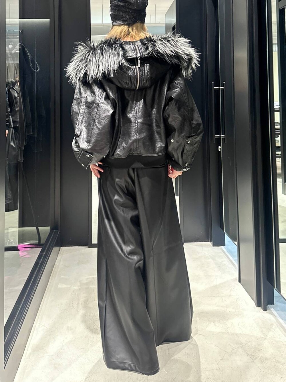 ブラック系のその他パンツ、ブラック系のブルゾン、グレー系のニットキャップ/ビーニーを着用したメンズの秋コーディネートの4枚目の写真