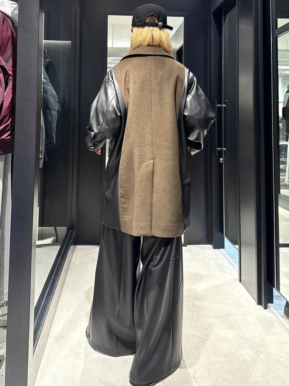 「モード、高見え、着痩せ・細見え、HARE、韓国系、ラフ、韓国ファッション、春コーデ、秋コーデ、冬コーデ、コート、ニット、ワイドパンツ、オーバーサイズ、モテ」｜「HAREのソリッドパーツCAP(HARE)（キャップ、ブラック系）」を使った、taigawedさん（メンズ・174cm）の秋コーディネートの3枚目の写真