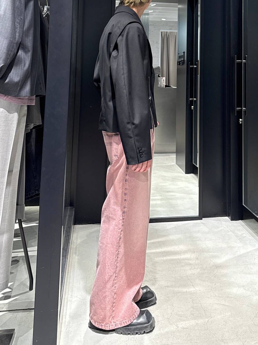 グレー系のTシャツ/カットソー、ブラック系のテーラードジャケット、ピンク系のデニムパンツを着用したメンズの春コーディネートの2枚目の写真