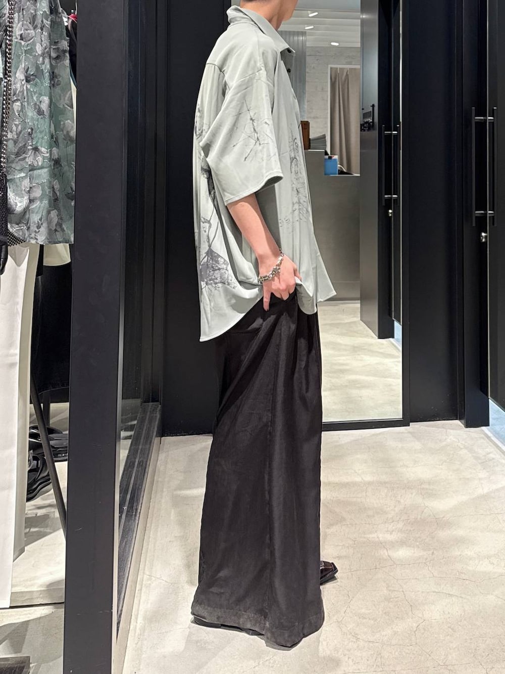 ブラック系のその他パンツ、ブラック系のタンクトップ、グリーン系のシャツ/ブラウスを着用したメンズの春コーディネートの3枚目の写真