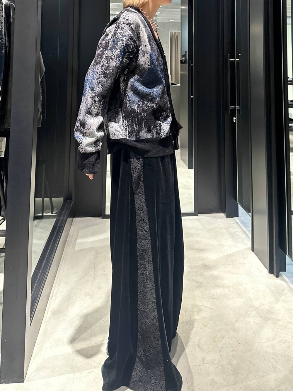 ブラック系のカーディガン/ボレロ、ブラック系のその他パンツ、グレー系のニットキャップ/ビーニーを着用したメンズの秋コーディネートの3枚目の写真