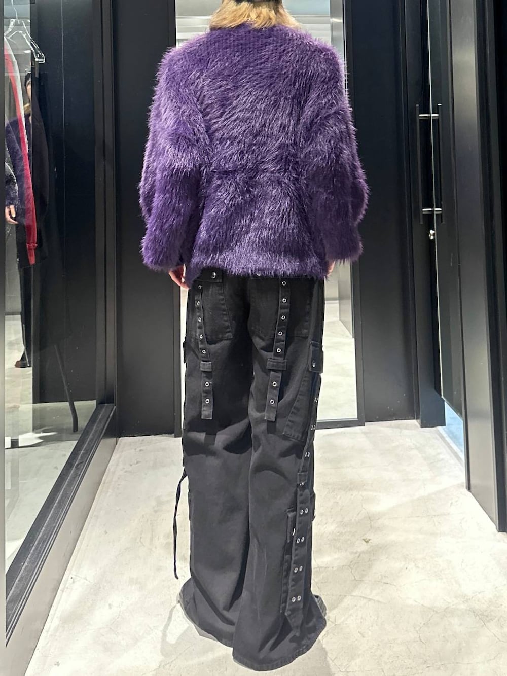 パープル系のニット/セーター、ブラック系のデニムパンツ、シルバー系のネックレスを着用したメンズの秋コーディネートの3枚目の写真
