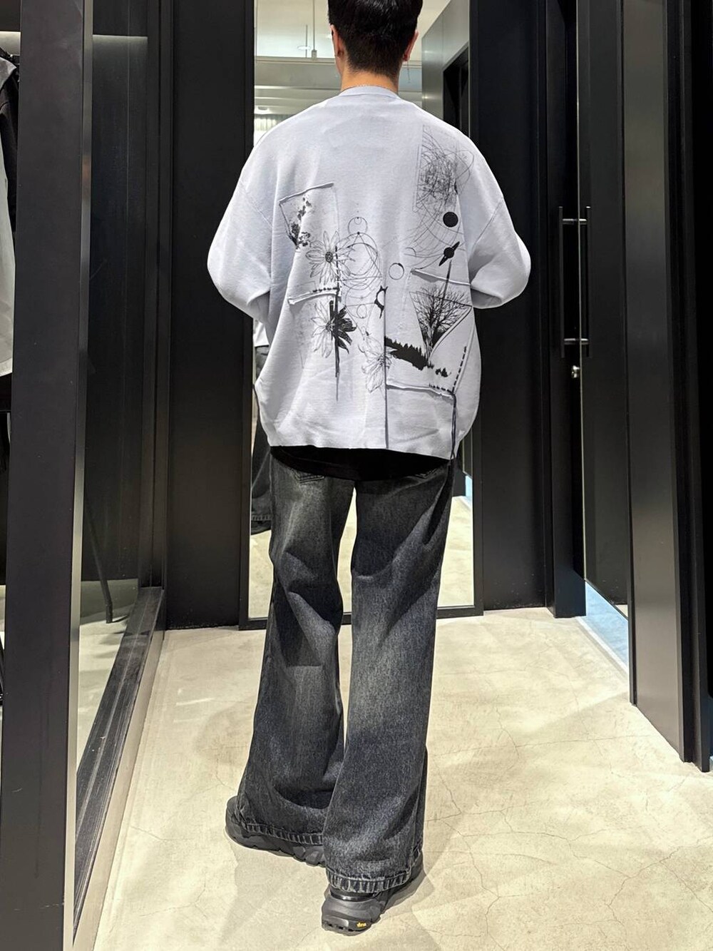 ブラック系のサンダル、ブルー系のデニムパンツ、ブラック系のTシャツ/カットソーを着用したメンズの夏コーディネートの3枚目の写真